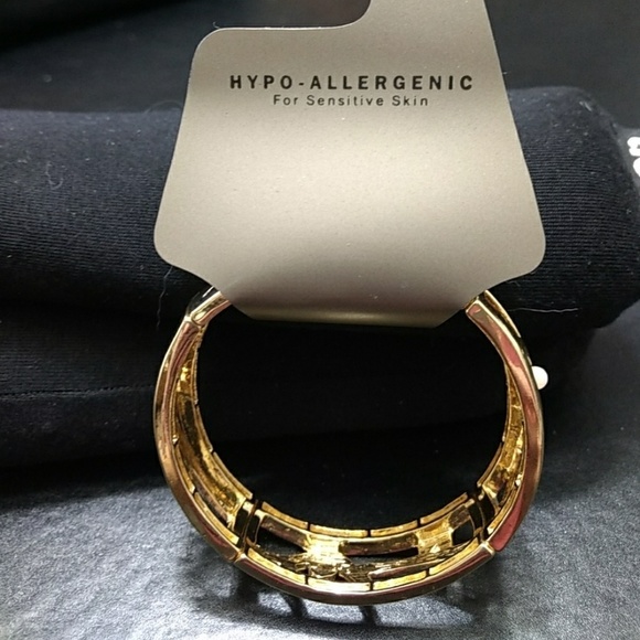 ***Final Sale*** Gold tone bracelet with faux pearls - Picture 3 of 5